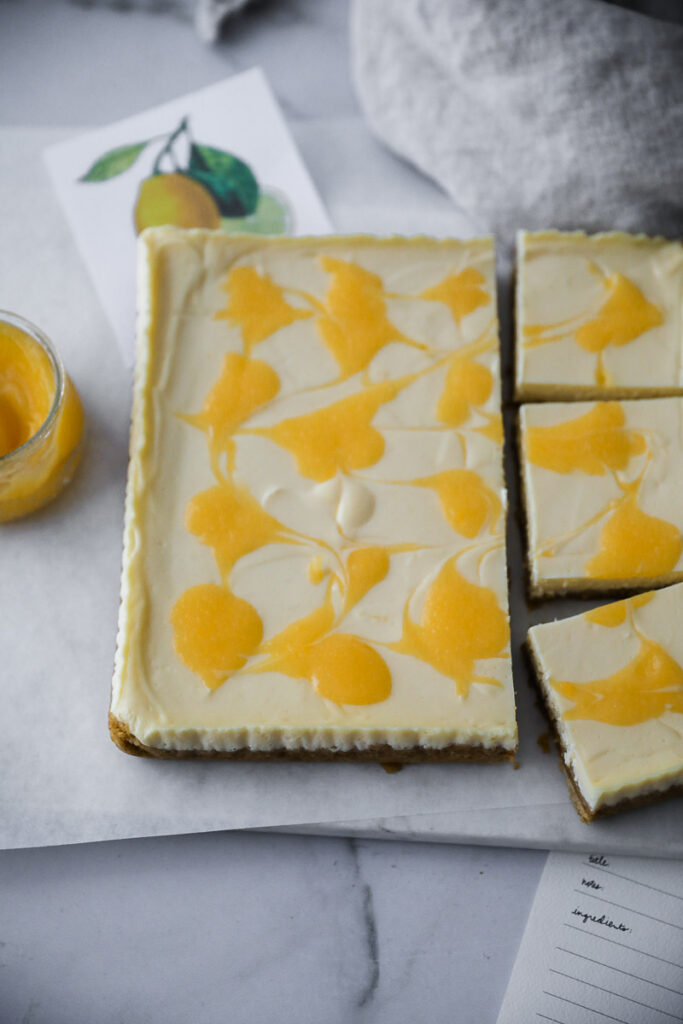 Lemon Cheesecake Bars Zitronen Käsekuchen mit Lemon Curd einfacher Käsekuchen Keksboden foodblog backblog backen backrezept bakefeed feedfeed zuckerzimtundliebe