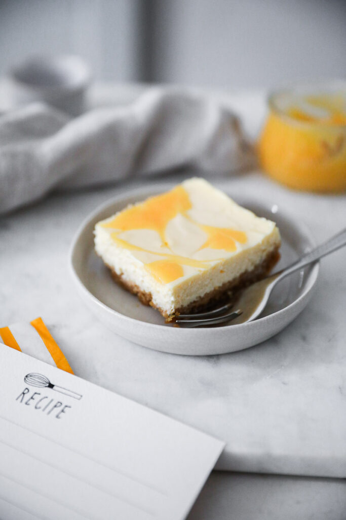 Lemon Cheesecake Bars Zitronen Käsekuchen mit Lemon Curd einfacher Käsekuchen Keksboden foodblog backblog backen backrezept bakefeed feedfeed zuckerzimtundliebe