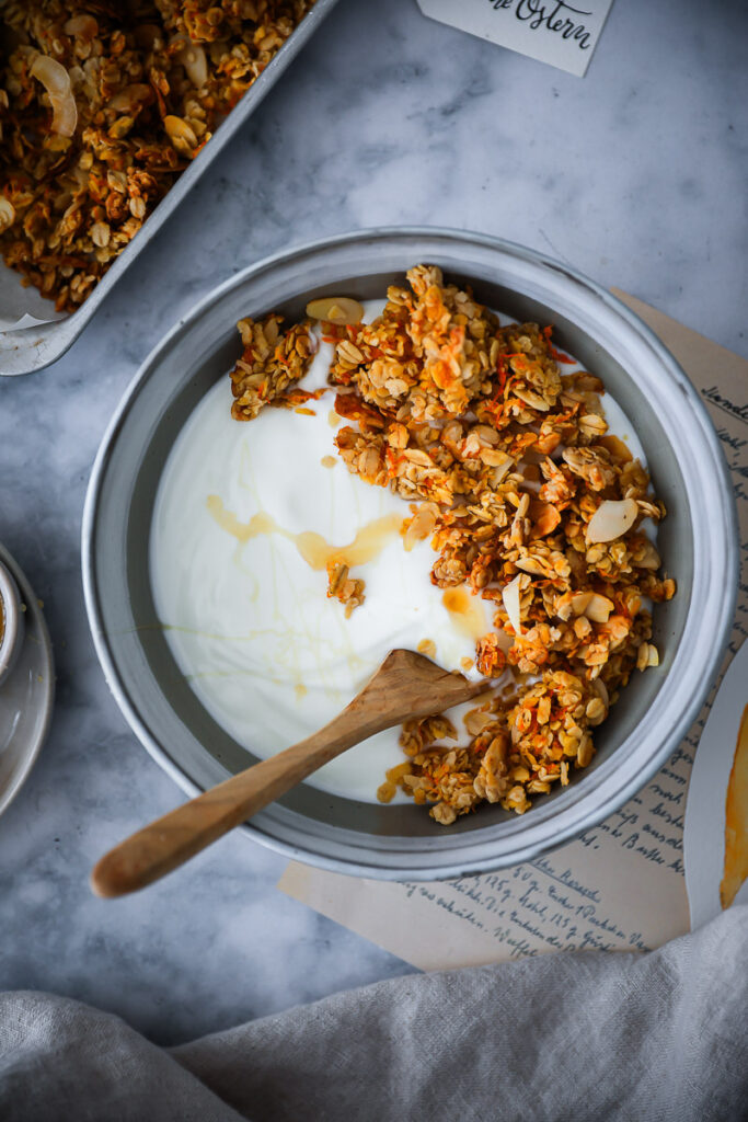 carrot cake granola rezept müsli selber machen osterfrühstück osterbrunch carrot granola recipe zuckerzimtundliebe feedfeed bakefeed foodstyling