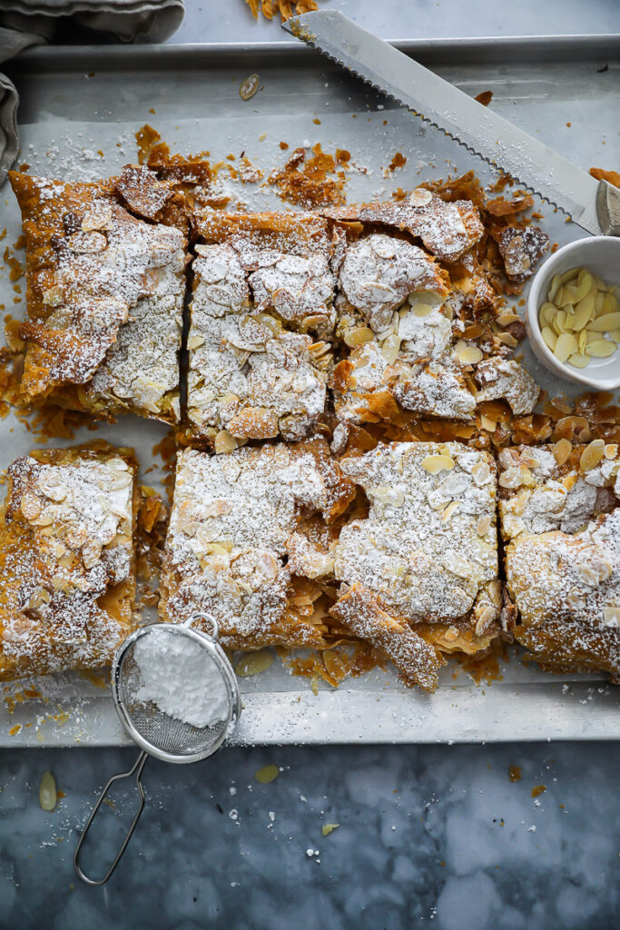 Riesiges Mandelcroissant vom Blech Rezept - ein einfaches Blätterteigrezept mit Mandel-Frangipanecreme Füllung giant almond croissant blätterteig rezepte backblog bakefeed zuckerzimtundliebe feedfeed puff pastry recipes frühstücksrezepte ideen für brunch