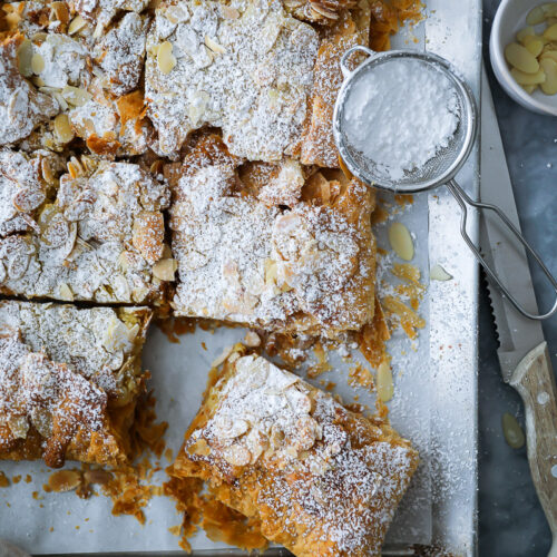 Riesiges Mandelcroissant vom Blech Rezept - ein einfaches Blätterteigrezept mit Mandel-Frangipanecreme Füllung giant almond croissant blätterteig rezepte backblog bakefeed zuckerzimtundliebe feedfeed puff pastry recipes frühstücksrezepte ideen für brunch