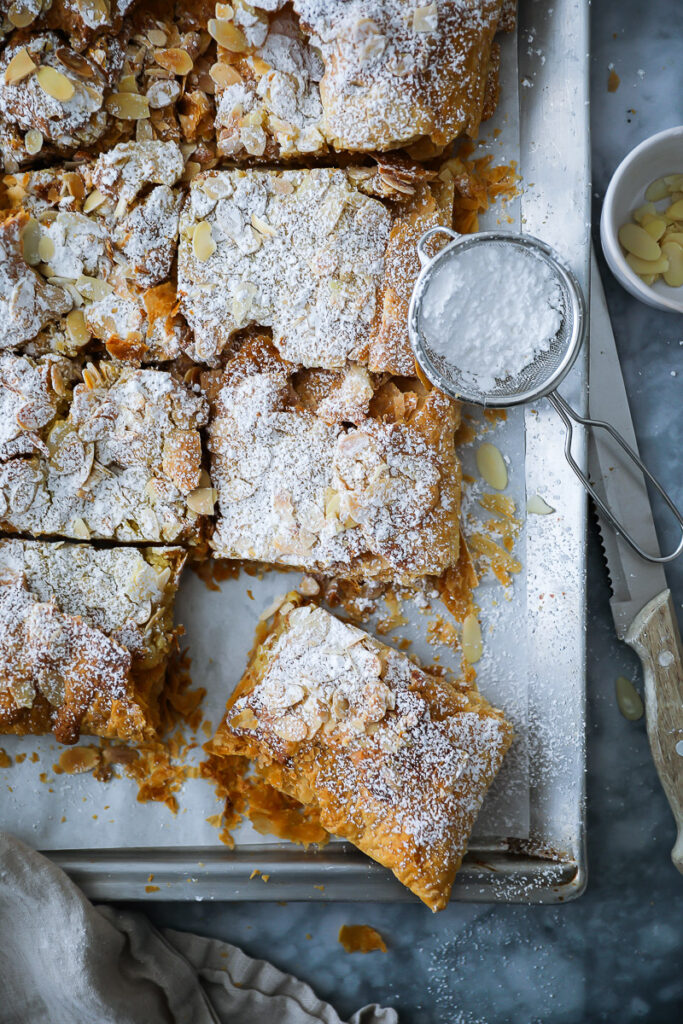 Riesiges Mandelcroissant vom Blech Rezept - ein einfaches Blätterteigrezept mit Mandel-Frangipanecreme Füllung giant almond croissant blätterteig rezepte backblog bakefeed zuckerzimtundliebe feedfeed puff pastry recipes frühstücksrezepte ideen für brunch