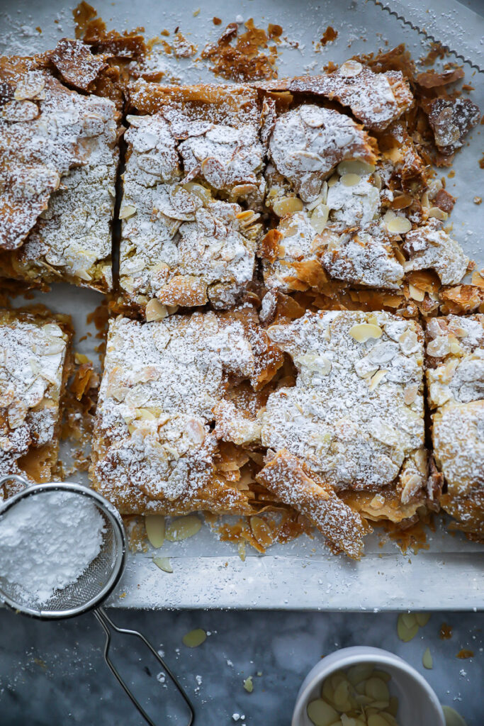 Riesiges Mandelcroissant vom Blech Rezept - ein einfaches Blätterteigrezept mit Mandel-Frangipanecreme Füllung giant almond croissant blätterteig rezepte backblog bakefeed zuckerzimtundliebe feedfeed puff pastry recipes frühstücksrezepte ideen für brunch