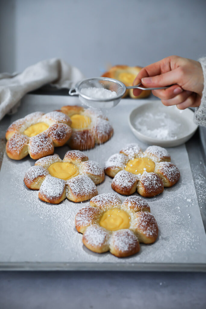 Softes Puddingtaler Rezept puddingschnecke puddingteilchen brioche custard flower bun recipe backrezept einfacher hefeteig teilchen backrezept zuckerzimtundliebe gebäck mt puddingfüllung