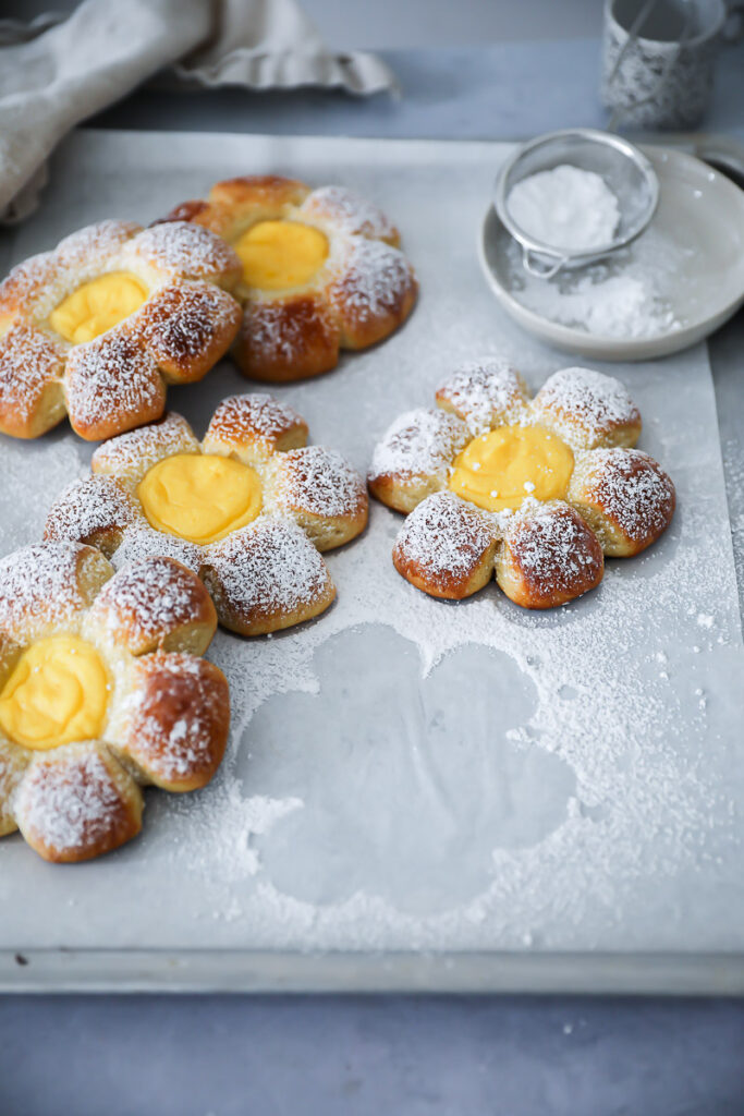 Softes Puddingtaler Rezept puddingschnecke puddingteilchen brioche custard flower bun recipe backrezept einfacher hefeteig teilchen backrezept zuckerzimtundliebe gebäck mt puddingfüllung
