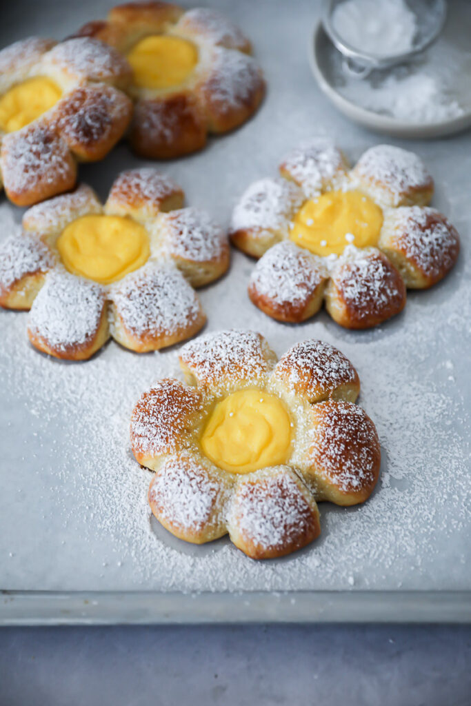 Softes Puddingtaler Rezept puddingschnecke puddingteilchen brioche custard flower bun recipe backrezept einfacher hefeteig teilchen backrezept zuckerzimtundliebe gebäck mt puddingfüllung
