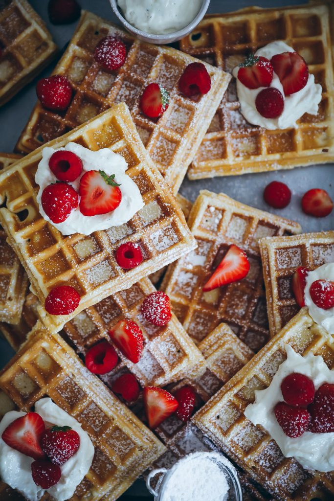 Belgische knusprige dicke Waffeln mit Erdbeeren und Mascarpone Creme - ein Rezept strawberry waffles belgian waffles recipe waffeln ohne hefe zuckerzimtundliebe backblog einfaches bestes waffelrezept 