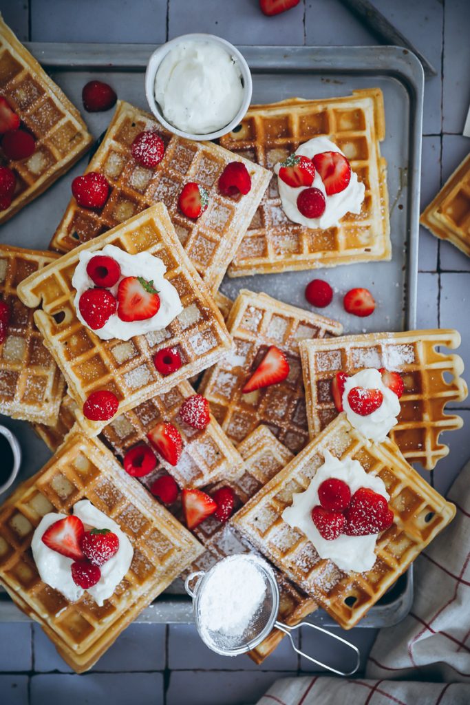Belgische knusprige dicke Waffeln mit Erdbeeren und Mascarpone Creme - ein Rezept strawberry waffles belgian waffles recipe waffeln ohne hefe zuckerzimtundliebe backblog einfaches bestes waffelrezept 