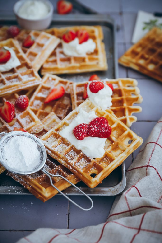 Belgische knusprige dicke Waffeln mit Erdbeeren und Mascarpone Creme - ein Rezept strawberry waffles belgian waffles recipe waffeln ohne hefe zuckerzimtundliebe backblog einfaches bestes waffelrezept 