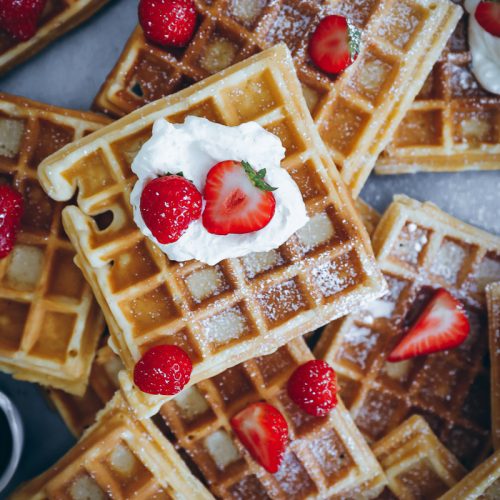 Belgische knusprige dicke Waffeln mit Erdbeeren und Mascarpone Creme - ein Rezept strawberry waffles belgian waffles recipe waffeln ohne hefe zuckerzimtundliebe backblog einfaches bestes waffelrezept