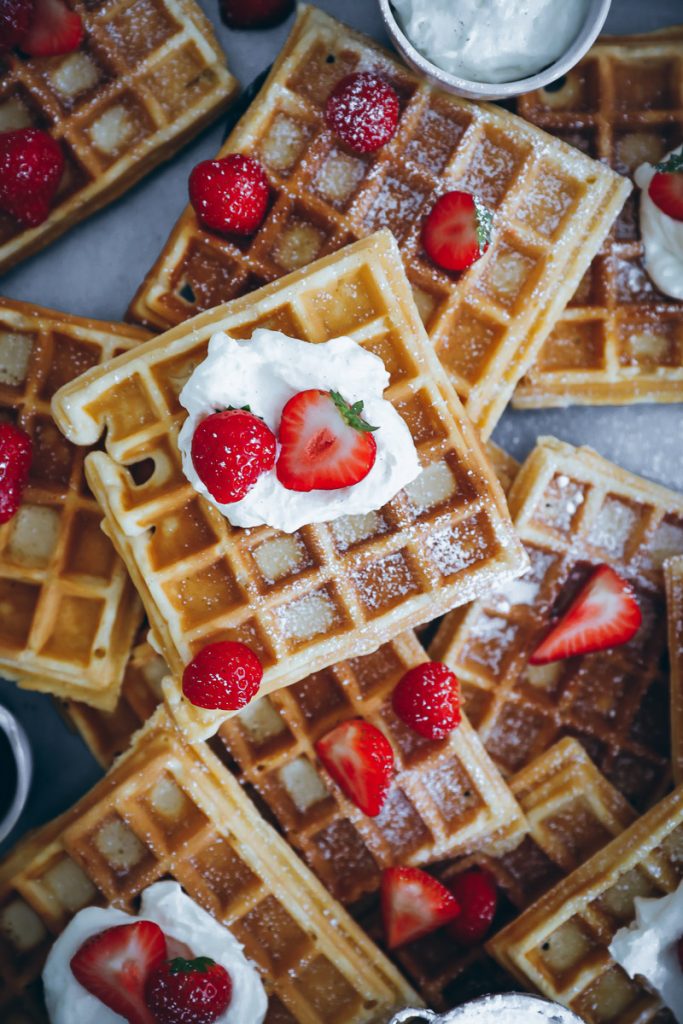 Belgische knusprige dicke Waffeln mit Erdbeeren und Mascarpone Creme - ein Rezept strawberry waffles belgian waffles recipe waffeln ohne hefe zuckerzimtundliebe backblog einfaches bestes waffelrezept 