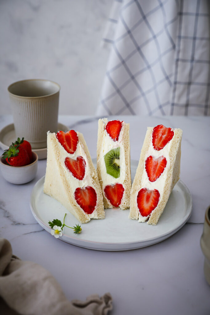fruit Sando rezept obstsandwich erdbeer sandwich sahne mascarpone füllung erdbeerrezepte strawberry sando recipe feedfeed food52 nytcooking japanische rezepte