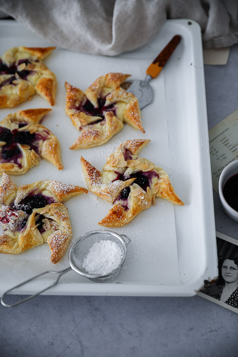 Einfache Blaubeer Cheesecake Blätterteig Windräder Blätterteigrezepte puff pastry windmill blaubeer rezepte heidelbeer cheesecake danish recipe zuckerzimtundliebe backblog foodblog