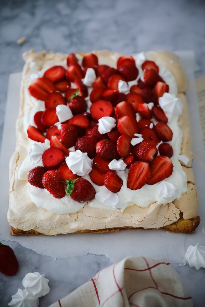 Eton Mess Erdbeer Baiserkuchen Rezept brita kake brita cake meringue cake strawberry cake erdbeerkuchen rezepte erdbeerrezept zuckerzimtundliebe bakefeed food photography foodstyling 