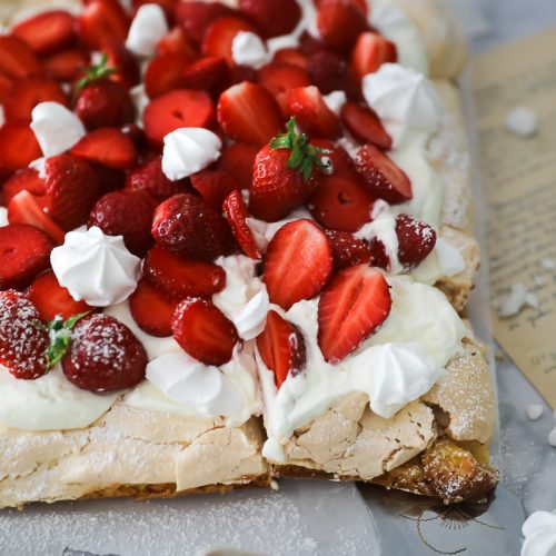 Eton Mess Erdbeer Baiserkuchen Rezept brita kake brita cake meringue cake strawberry cake erdbeerkuchen rezepte erdbeerrezept zuckerzimtundliebe bakefeed food photography foodstyling