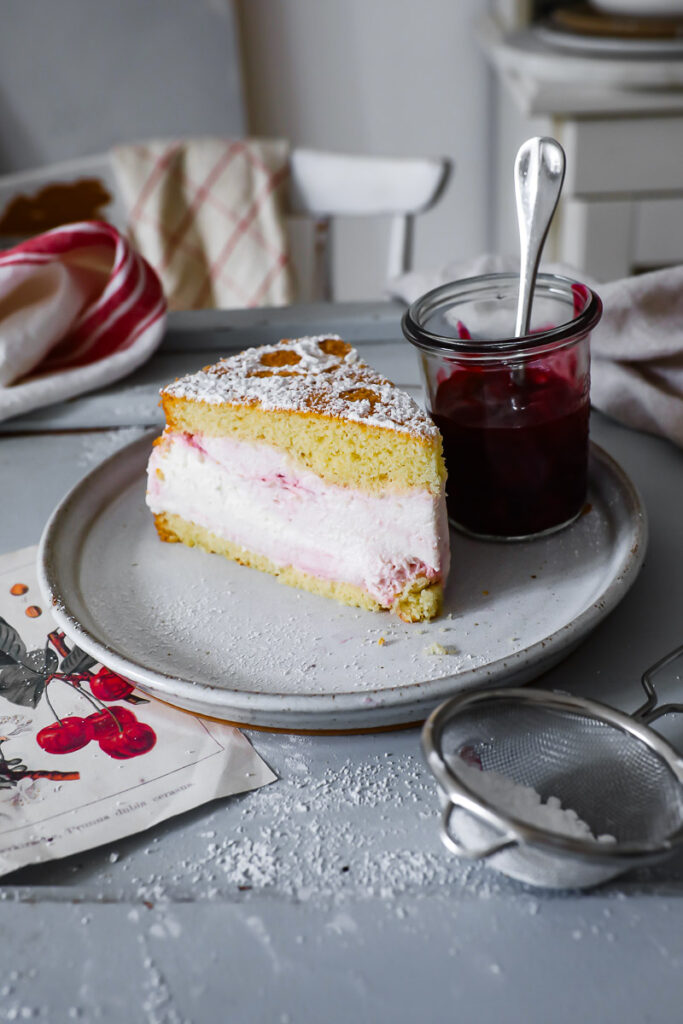 Kirsch Käse-Sahne-Torte Rezept german baking german cake german cheesecake käsekuchen tortenrezept biskuit cherry cake kirschkuchen bakefeed feedfeed zuckerzimtundliebe